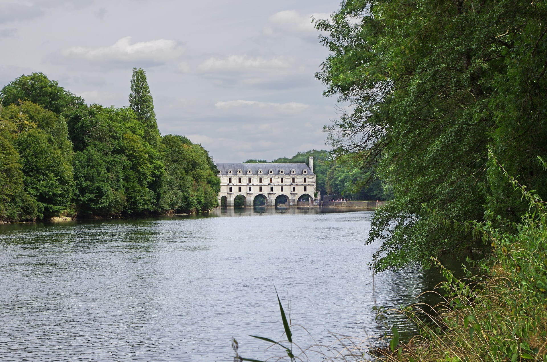 Le Cher à Chenonceaux, le château au loin.
