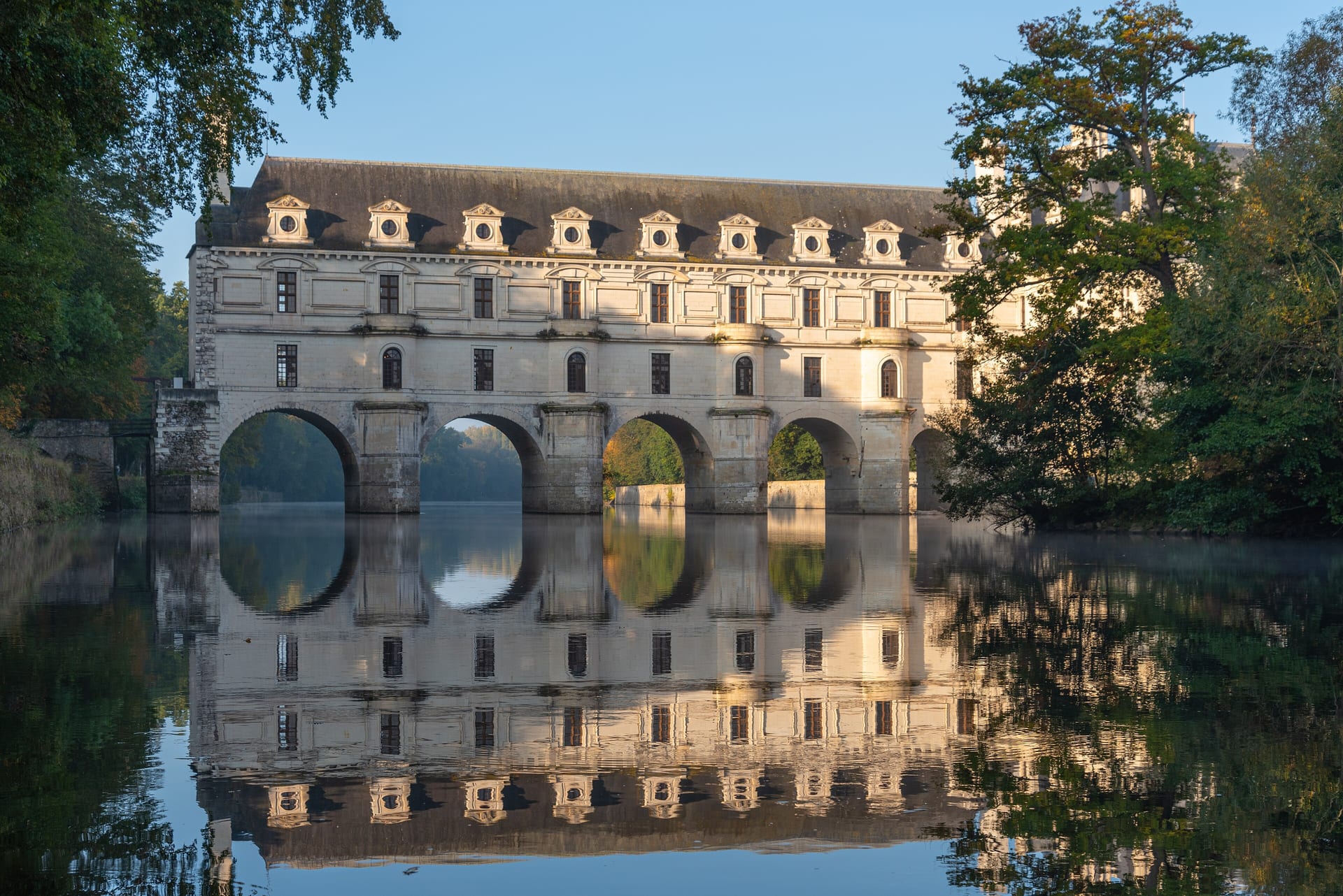 La façade du château de Chenonceau qui se reflète dans le Cher.