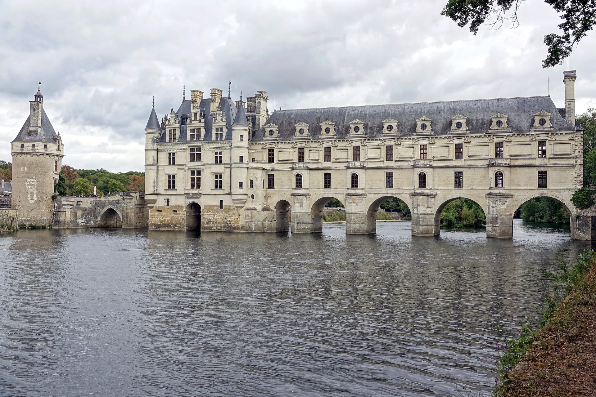 Le château de Chenonceau et la tour des Marques.